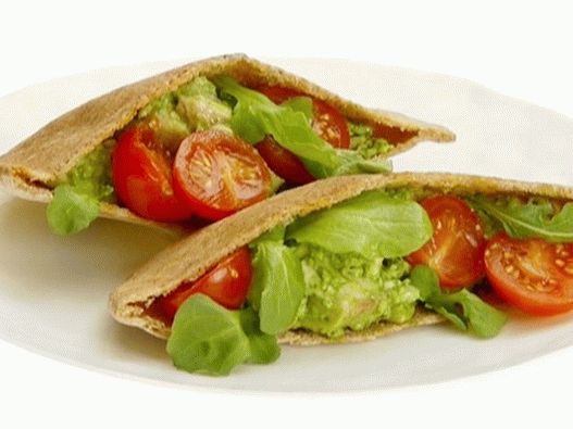 Foto von Hühnersalat mit Pesto in Pita
