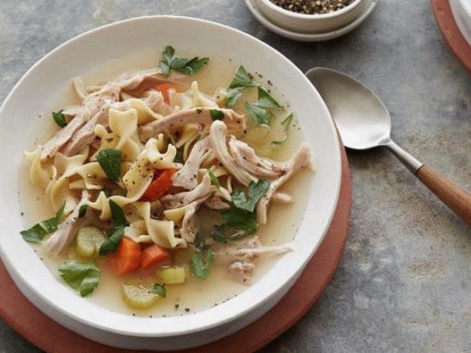 Foto Hühnernudelsuppe in einem Slow Cooker
