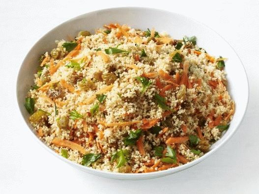 Foto von Couscous mit Karotten und Rosinen