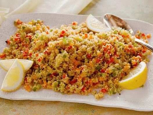 Foto von Couscous mit Regenbogenpfeffer