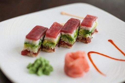 Foto von quadratischen Sushi-Röllchen im Osaka-Stil