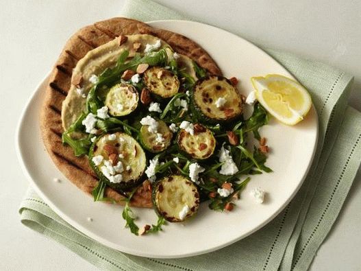 Fototortilla mit gebackenen Zucchini, Hummus, Rucola, Ziegenkäse und Mandeln