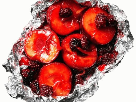 Pflaumen mit gegrillten Beeren