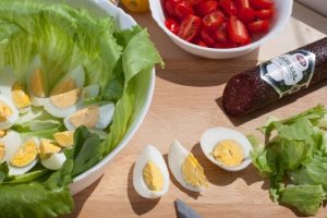 Sommersalat mit Wurst