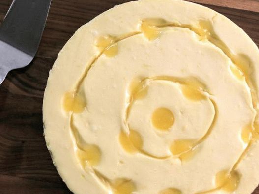Photo Zitronen-Käsekuchen auf sandigem Zitronen-Rosmarin-Kuchen