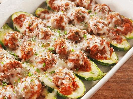 Foto Zucchini Boote gefüllt mit der Türkei Foto Zucchini Boote gefüllt mit der Türkei