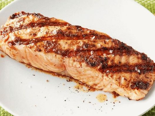 Foto Gegrillter Lachs in einer Vinaigrette mit Oliven