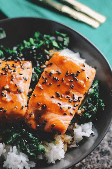Foto gedämpfter Lachs und Spinat mit San-Bai Zu Dressing