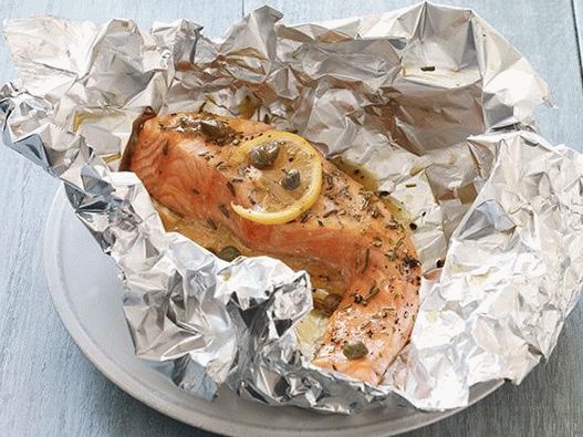 Foto Lachs mit Zitrone, Kapern und Rosmarin, in Folie gebacken
