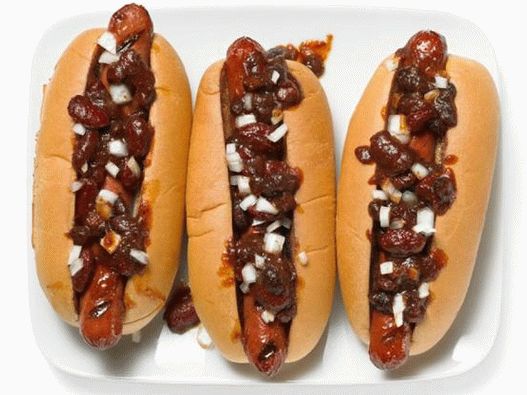 Hot Dogs mit Chili und Grillwurst