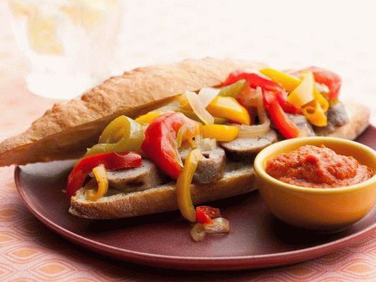 Hot Dogs mit Grillwurst, Paprika, Zwiebeln und Currysauce