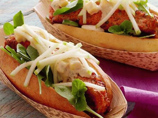 Hot Dogs mit Hähnchenwurst und indischen Gewürzen