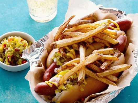Hot Dogs nach Chicagoer Art mit eingelegtem Gemüse