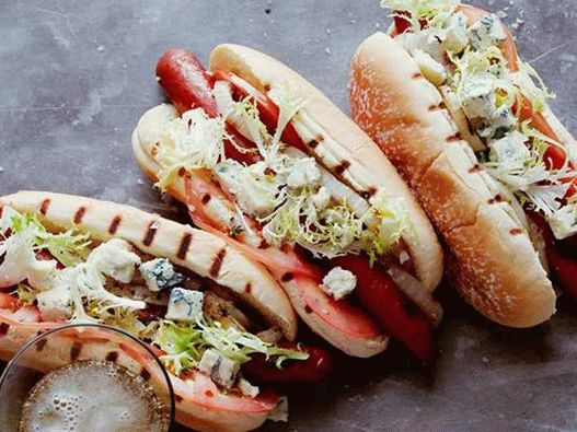 Hot Dogs mit Rinderwurst, Gorgonzola, Tomaten, Zwiebeln und Frise-Salat