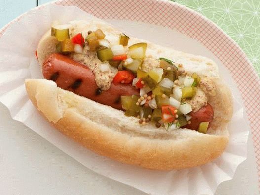 Hot Dog mit Bratwurst und hausgemachter Gurkensauce