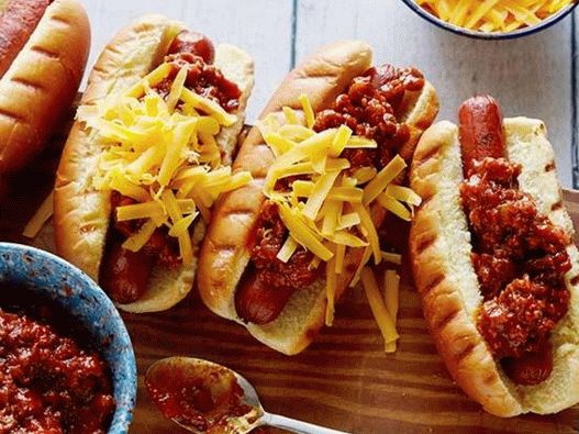 Hot Dogs mit Fleischsauce