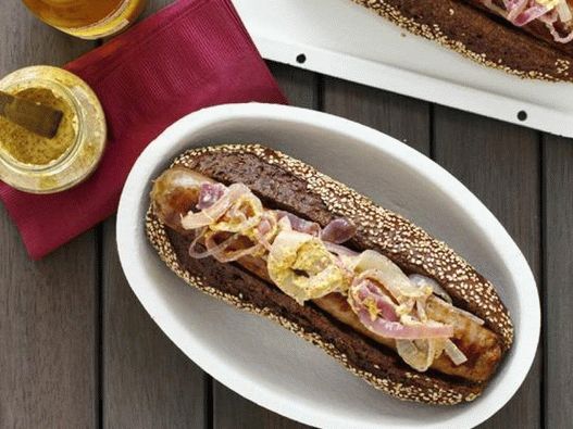 Hot Dogs mit Rindfleischwurst, gegrilltem Wisconsin-Käse