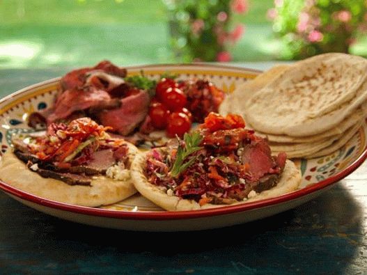 Pita mit Lammfleisch in Granatapfelglasur mit Minze am Spieß, gegrillten Tomaten und griechischem Krautsalat