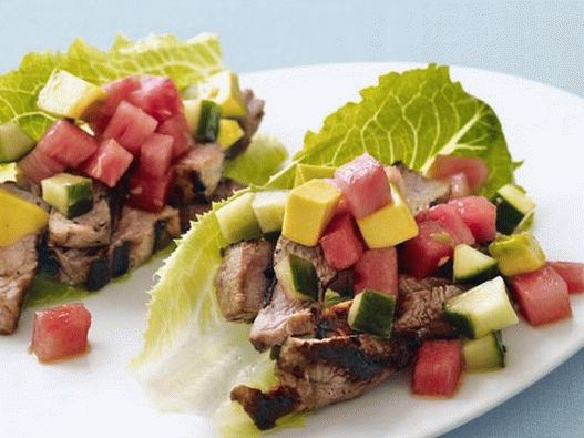 Tacos mit Schweinefleisch und Wassermelone auf Salat