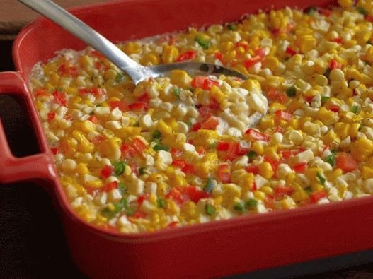Maiskolbenauflauf mit Glocke und Paprika