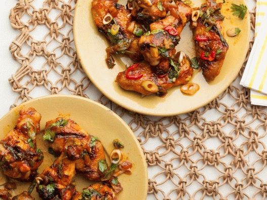 Geräucherte gegrillte Hähnchenflügel mit eingelegtem roten Chili und Datteln