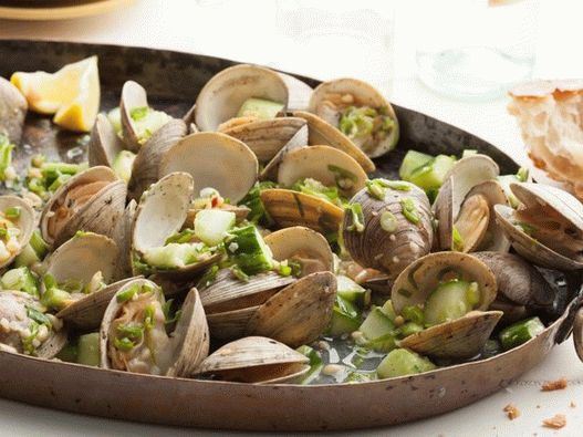 Gegrillte Muscheln mit Frühlingszwiebeln und Gurke