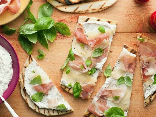 Italienische Piadina Tortilla mit Käse und Schinken