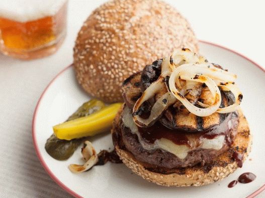 Burger mit Schnitzel auf einem Zederngrillbrett