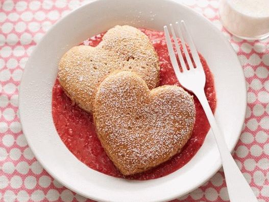 Vollkorn-Mehl-Pfannkuchen mit Erdbeersauce
