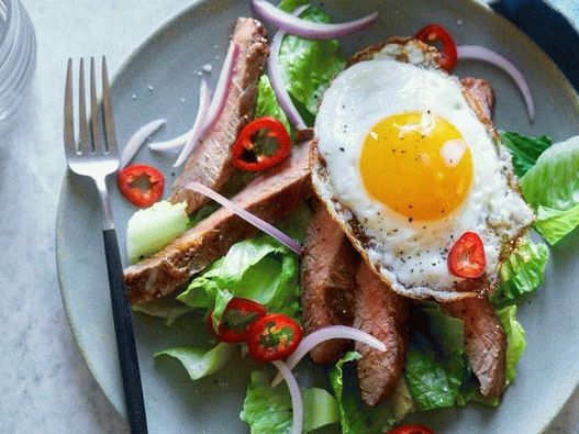 Salat mit Steak und Ei (Paläo-Diät)
