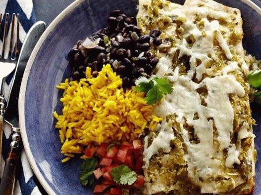 Enchiladas mit Hähnchen und einer Beilage aus gelbem Reis und schwarzen Bohnen