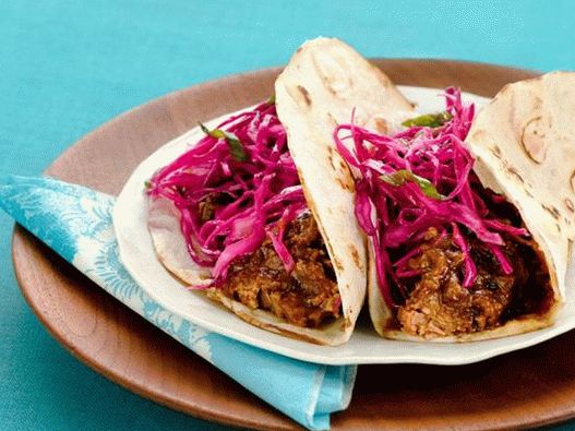 Tacos mit geschmortem Rindfleisch und Rotkohl
