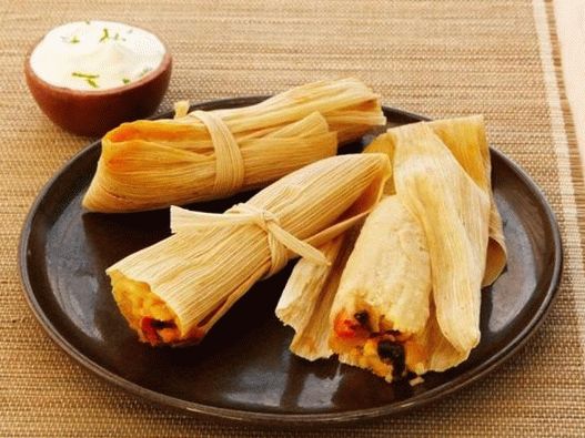 Gefüllte Tamale mit Käsesauce