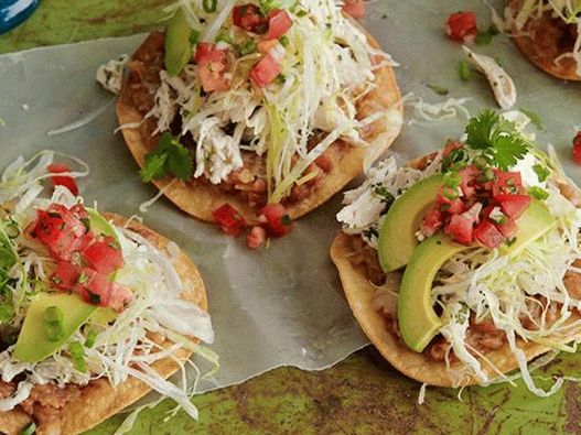 Toast mit Hühnchen, Bohnen und roher Salsa