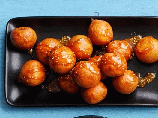 Reiskrapfen in Sesamsirup