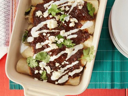 Enchiladas mit Hähnchen-Maulwurf-Blanc-Sauce