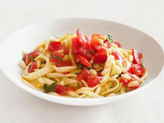 Frische Zucchini-Fettuccine-Nudeln mit scharfer Tomatensauce und Scheiben