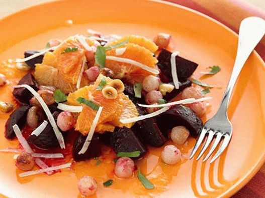 Salat von Rüben und Orangen mit Nussdressing