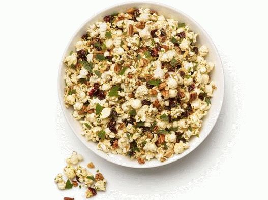 Würziges Popcorn mit Nüssen, Kräutern und getrockneten Preiselbeeren