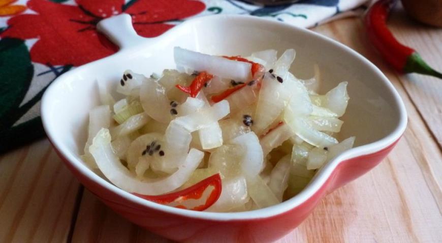 Mit Kiwi marinierte Zwiebel