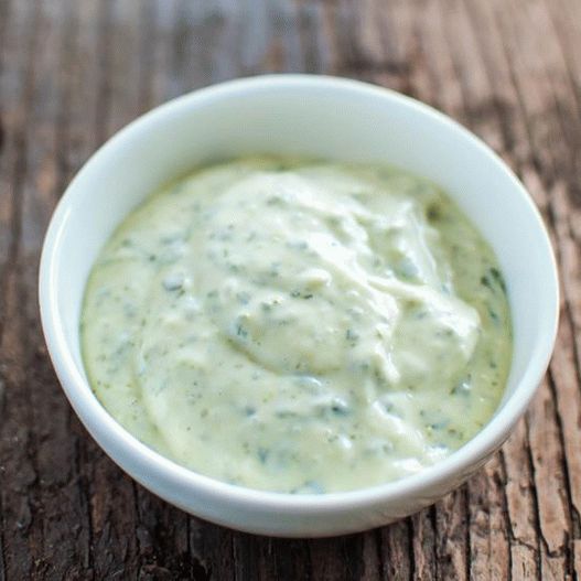 Foto Mayonnaise mit Basilikum