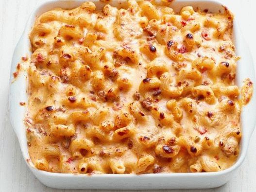 Ein Foto von Mac und Käse mit mexikanischer Putenwurst