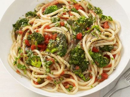 Foto von Pasta mit gebackenem Brokkoli und Tomaten-Mandel-Sauce
