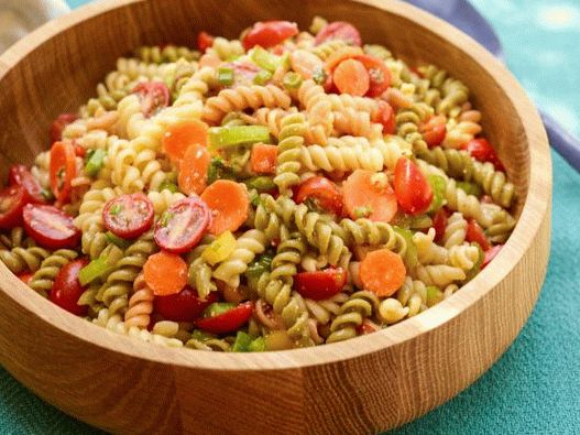 Foto Nudelsalat mit Gemüse der Saison