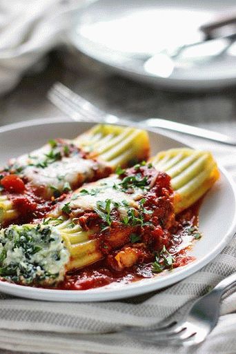 Foto von Manicotti in Tomatensauce gefüllt mit Ricotta, Spinat und Speck
