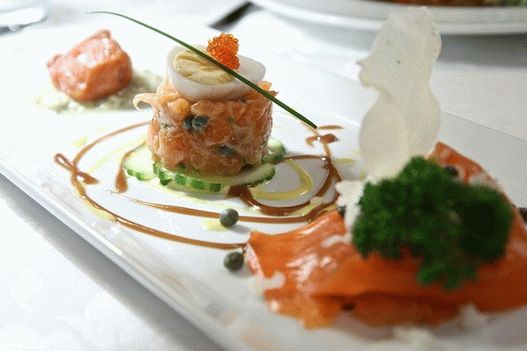 Foto von Millefolie mit geräuchertem irischen Wildlachs