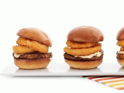 Photo Mini Hamburger mit Zwiebelringen und cremigem Meerrettich