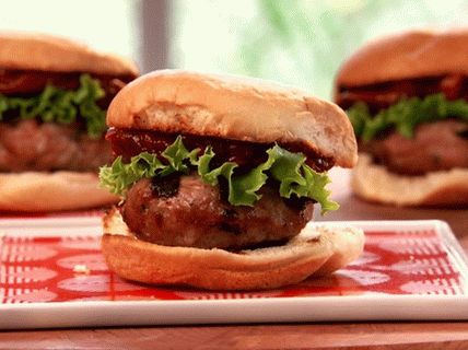 Photo Mini-Hamburger mit Tomatenmarmelade und gegrilltem Truthahn