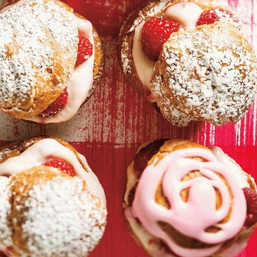 Foto-Miniatur-Kränzchen mit Himbeercreme