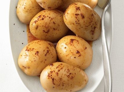 Foto von jungen Kartoffeln in ihrer Schale gekocht